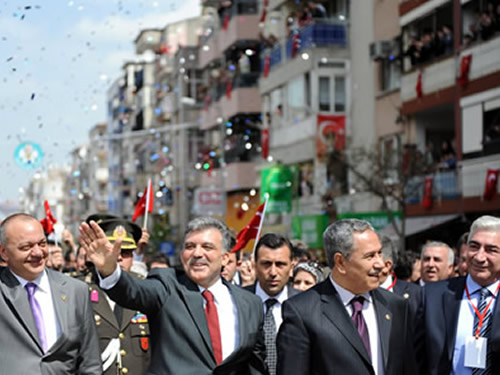 Manisa'da Yoğun İlgi Gören Cumhurbaşkanı Gül: "Gerçekten Unutamayacağım Bir Gün Geçiriyorum"